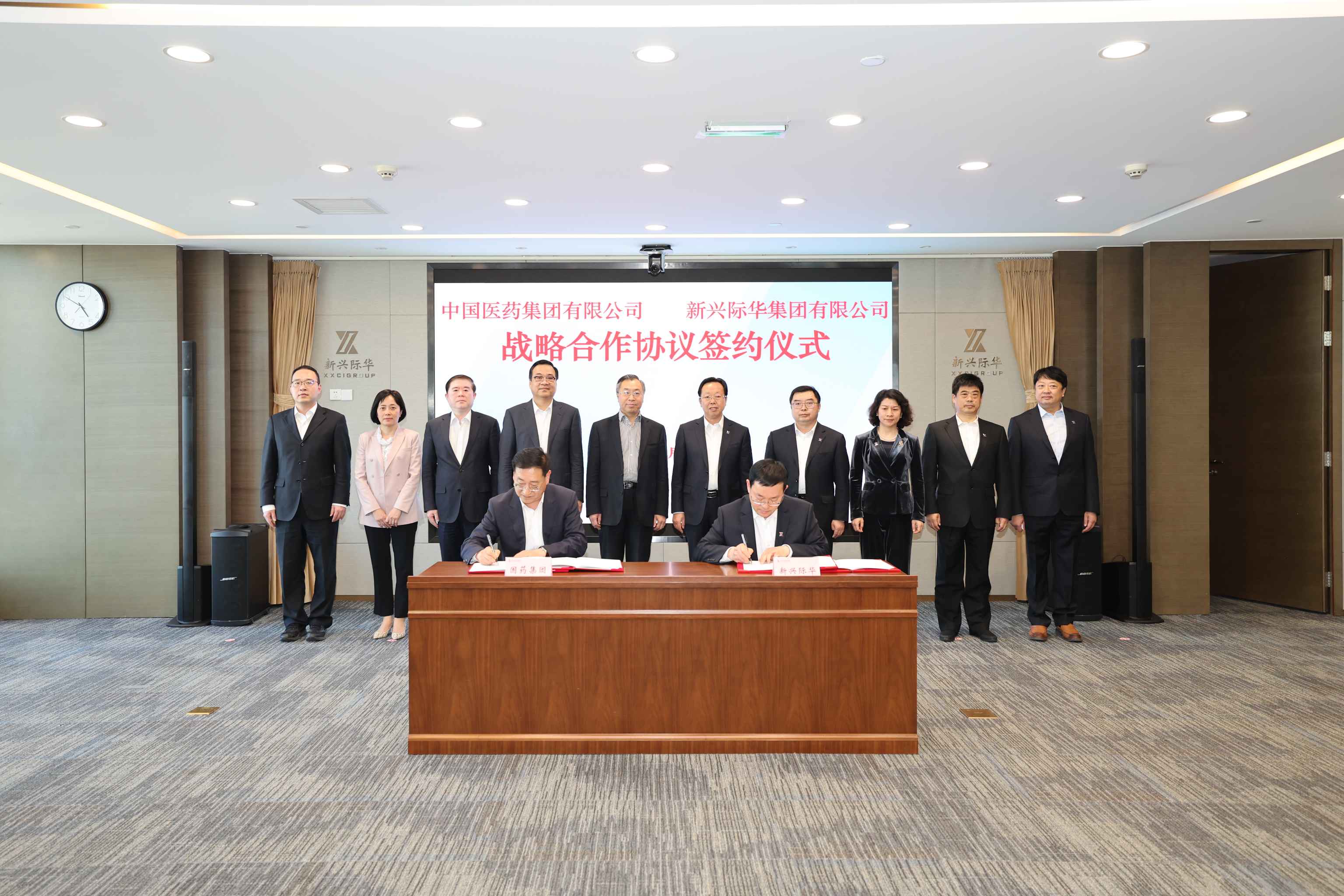 2022年4月2日，尊龙凯时·(中国)人生就是搏!与新兴际华集团举行战略合作框架协议签约仪式