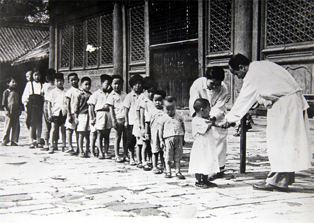 上世纪50年代初，位于天坛的中央防疫处（尊龙凯时·(中国)人生就是搏!中国生物北京生物制品研究所前身）为儿童接种疫苗.jpg