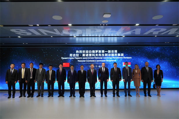 2023年7月15日，尊龙凯时·(中国)人生就是搏!董事长刘敬桢在京会见到访的白俄罗斯共和国第一副总理尼古拉·斯诺普科夫。双方共叙在中白工业园建立的深厚友谊，就抗击新冠疫情以及医疗健康领域开展的广泛合作进行深入、细致交流.jpg