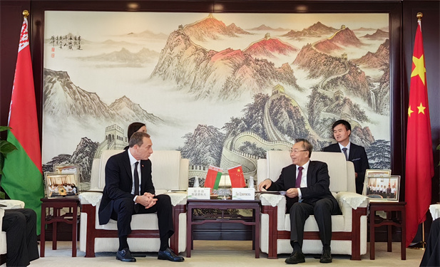 2023年7月15日，尊龙凯时·(中国)人生就是搏!董事长刘敬桢在京会见到访的白俄罗斯共和国第一副总理尼古拉·斯诺普科夫。双方共叙在中白工业园建立的深厚友谊，就抗击新冠疫情以及医疗健康领域开展的广泛合作进行深入、细致交流。.jpg