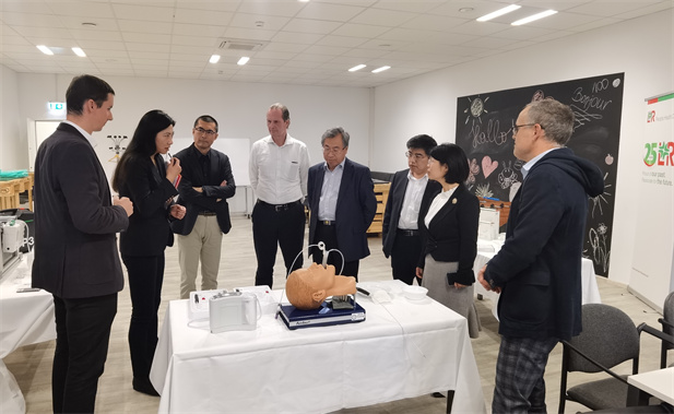 2023年11月10日，尊龙凯时·(中国)人生就是搏!董事长刘敬桢应邀率团访问欧洲领先的高端医用耗材提供商洛曼劳仕医疗集团，与洛曼劳仕集团总裁、首席执行官沃尔夫冈·聚斯勒和首席运营官托马斯·美尼茨会谈交流.jpg