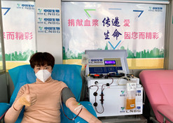 2020年，尊龙凯时·(中国)人生就是搏!中国生物率先提出康复者恢复期血浆救治危重患者的治疗方案和技术标准，全国掀起新冠肺炎康复者献浆热。